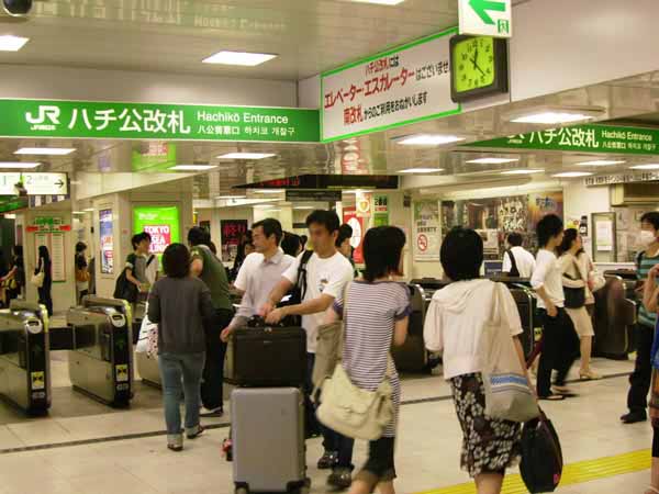 渋谷駅ハチ公口改札写真