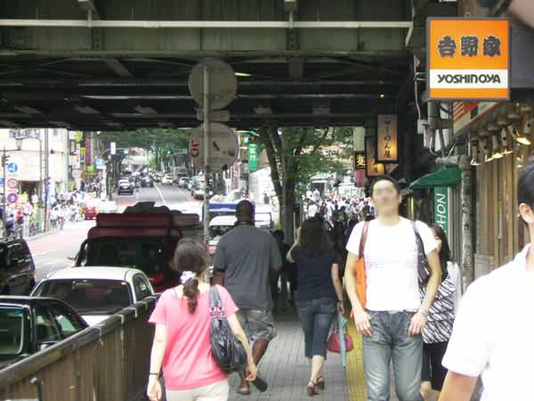 渋谷駅前ハチ公口広場高架下
